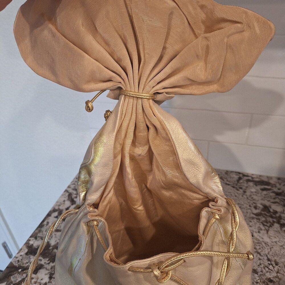 vtg metallic gold soft‎ leather crossbody - Picture 6 of 14